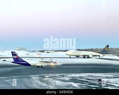 FedEx ATR72-600F et UPS Boeing 747-800 à Ted Stevens, aéroport international, Anchorage, Alaska Banque D'Images