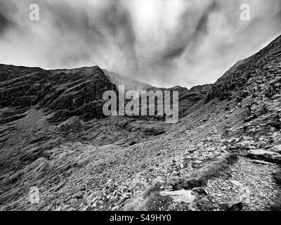 Nuages et mauvais temps roulant sur l'itinéraire pédestre jusqu'au Mont Brandon depuis le parking FAFA, Cloghane, péninsule de Dingle, Irlande Banque D'Images