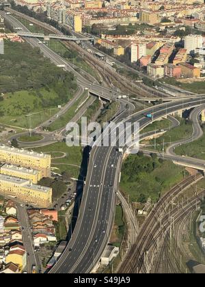 Vue aérienne de Lisbonne montrant l'échangeur autoroutier, les routes de la ville et les bâtiments résidentiels dans la capitale du Portugal. Banque D'Images