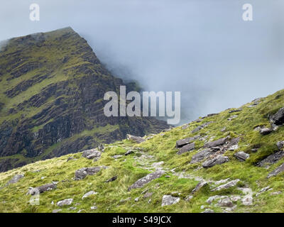 Nuages et mauvais temps roulant sur l'itinéraire pédestre jusqu'au Mont Brandon depuis le parking FAFA, Cloghane, péninsule de Dingle, Irlande Banque D'Images