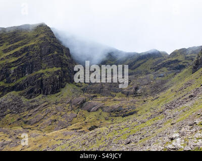 Nuages et mauvais temps roulant sur l'itinéraire pédestre jusqu'au Mont Brandon depuis le parking FAFA, Cloghane, péninsule de Dingle, Irlande Banque D'Images