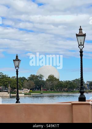 Spaceship Earth alias Epcot Ball vu entre deux lampadaires à travers Bay Lake au parc à thème Epcot à Disney World à Orlando en Floride le 1er janvier 2024 Banque D'Images