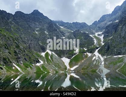 Black Lake en contrebas du mont Rysy Banque D'Images