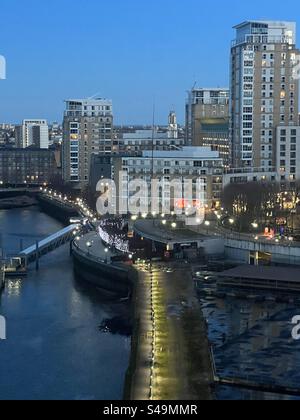 La Tamise de Londres et les gratte-ciel de Canary Wharf admirent la nuit Banque D'Images