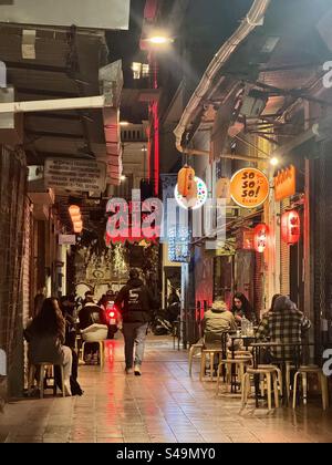 Image de la vie nocturne de la rue d'Athènes Banque D'Images