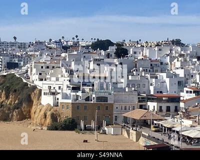 Tous les bâtiments blanchis à la chaux brillants dans la ville d'Albufeira au Portugal. Banque D'Images