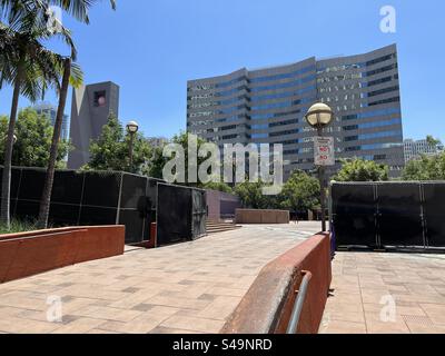 LOS ANGELES, CA, 3 août 2023 : vue sur Pershing Square dans le centre-ville, avec des barrières levées, limitant l'accès aux concerts d'été et aux rénovations en attente Banque D'Images