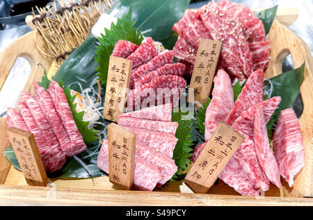 Assortiment de sashimi de thon o’toro frais au restaurant japonais chic Banque D'Images