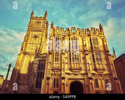 Une vue depuis la place du marché de l'emblématique et célèbre produits John Baptist Abbey à Cirencester, Gloucestershire, Angleterre. Un bâtiment d'une immense histoire. Photo ©️ COLIN HOSKINS. Banque D'Images