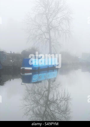 Bateau étroit amarré un matin brumeux sur le canal de Leeds et Liverpool à Adlington dans le Lancashire Banque D'Images