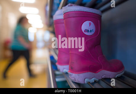 Stuttgart, Allemagne. Mar 15, 2019. Les bottes en caoutchouc sont debout dans une garderie. Crédit : Sébastien Gollnow/dpa/Alamy Live News Banque D'Images