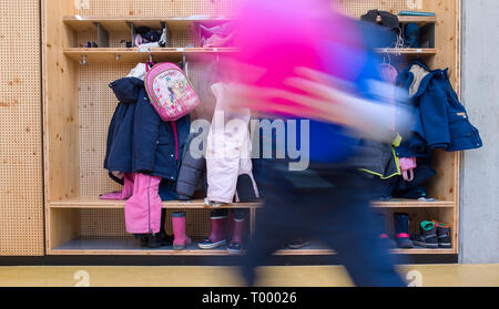 Stuttgart, Allemagne. Mar 15, 2019. Un garçon joue dans une garderie. Crédit : Sébastien Gollnow/dpa/Alamy Live News Banque D'Images