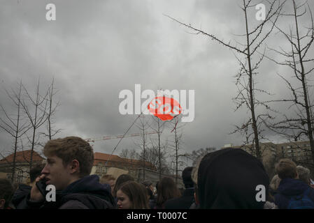 Berlin, Deutschland, Allemagne. Mar 15, 2019. Brandissant le drapeau SOS vu pendant la grève vendredi pour l'avenir.Des milliers de manifestants à Berlin en rallye Invalidenparkl pour protester contre le changement climatique mondial.La plupart des protestants sont de jeunes étudiants de l'école de Berlin, ainsi qu'un grand nombre d'adultes et les personnes âgées. Credit : Simone Marchetti/SOPA Images/ZUMA/Alamy Fil Live News Banque D'Images