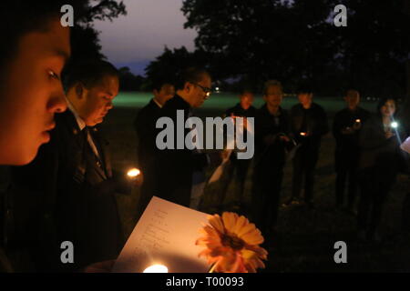 Christchurch, Nouvelle-Zélande. Mar 16, 2019. L'ambassadeur indonésien Tantowi Yahya et du personnel du consulat qui viennent par avion de Wellington vu rendant hommage aux victimes de la prise de vue des mosquées de Christchurch.Environ 49 personnes a été auraient été tués dans l'attaque terroriste des mosquées de Christchurch ciblant la prise de la mosquée Al Noor Mosquée et la mosquée de Linwood. Crédit : Adam Bradley/SOPA Images/ZUMA/Alamy Fil Live News Banque D'Images