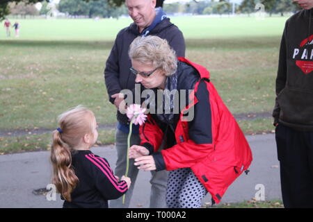 Christchurch, Nouvelle-Zélande. Mar 16, 2019. La petite fille est le voisin de l'homme indonésien qui a organisé la veillée avec l'ambassadeur, il est allé autour de la distribution de fleurs aux Néo-zélandais là pour appuyer la communauté indonésienne.Environ 49 personnes a été auraient été tués dans l'attaque terroriste des mosquées de Christchurch ciblant la prise de la mosquée Al Noor Mosquée et la mosquée de Linwood. Crédit : Adam Bradley/SOPA Images/ZUMA/Alamy Fil Live News Banque D'Images