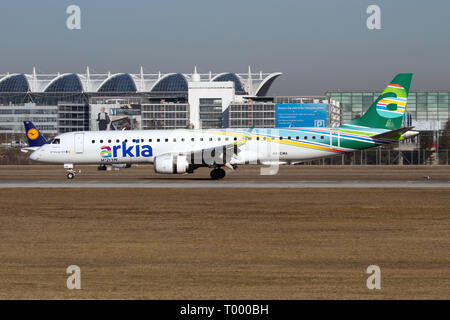 Munich, Allemagne. 16 Février, 2019. Une Israélienne Arkia Airlines Embraer 190 vu de l'ONU sur la piste de l'aéroport de Munich. Crédit : Fabrizio Gandolfo/SOPA Images/ZUMA/Alamy Fil Live News Banque D'Images