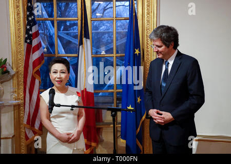 (190316) -- NEW YORK, 16 mars 2019 (Xinhua) -- Noelle Xie (L), un Chinois né le à l'aide humanitaire et conservatrice, prononce un discours après qu'elle a été conférée l'insigne de Chevalier de la Légion d'honneur par l'Ambassadeur de France à l'Organisation des Nations Unies (ONU) François Delattre à New York, États-Unis, 15 mars 2019. Créé en 1802 par Napoléon Bonaparte, la Légion d'honneur est la plus haute distinction décernée par le gouvernement français à ceux qui ont fait des contributions exceptionnelles à la France. Xie a reçu l'honneur pour sa contribution exemplaire à la promotion de la langue et de la culture dans le monde entier. (Xi Banque D'Images