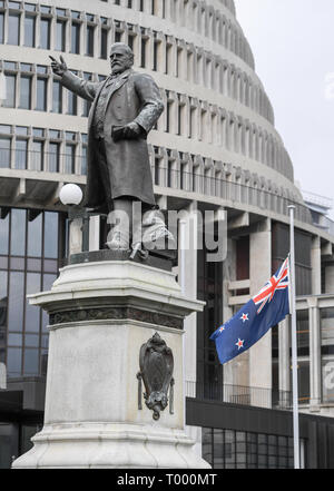 Wellington, Nouvelle-Zélande. Mar 16, 2019. Un nouveau drapeau national de la Nouvelle-Zélande vole à Berne en l'avant de l'édifice du parlement à Wellington, capitale de la Nouvelle-Zélande, le 16 mars 2019. Des hommes armés ont ouvert le feu dans deux mosquées à Christchurch le vendredi, tuant 49 personnes et blessant 48 autres. Credit : Guo Lei/Xinhua/Alamy Live News Banque D'Images