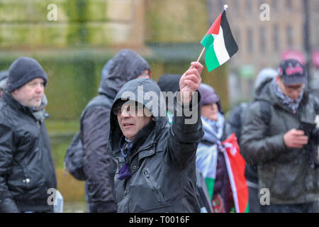 Glasgow, Ecosse, Royaume-Uni. Mar 16, 2019. Plusieurs centaines de manifestants se sont présentés, malgré la forte pluie, de prendre part à la défendre au racisme mars à Glasgow city centre dans le cadre de la worldwide 'Se tenir jusqu'au racisme". Plusieurs groupes d'intérêt ont participé y compris Pro-Palestine et supporters antisémites exigeant la présence policière importante pour les garder en dehors même si tous ont été autorisés à prendre part au défilé. Credit : Findlay/Alamy Live News Banque D'Images