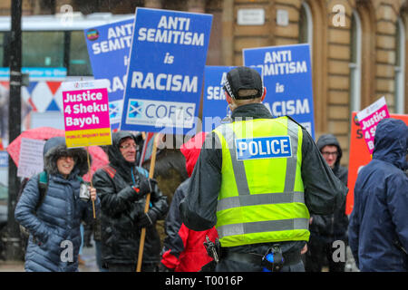 Glasgow, Ecosse, Royaume-Uni. Mar 16, 2019. Plusieurs centaines de manifestants se sont présentés, malgré la forte pluie, de prendre part à la défendre au racisme mars à Glasgow city centre dans le cadre de la worldwide 'Se tenir jusqu'au racisme". Plusieurs groupes d'intérêt ont participé y compris Pro-Palestine et supporters antisémites exigeant la présence policière importante pour les garder en dehors même si tous ont été autorisés à prendre part au défilé. Credit : Findlay/Alamy Live News Banque D'Images