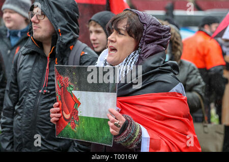 Glasgow, Ecosse, Royaume-Uni. Mar 16, 2019. Plusieurs centaines de manifestants se sont présentés, malgré la forte pluie, de prendre part à la défendre au racisme mars à Glasgow city centre dans le cadre de la worldwide 'Se tenir jusqu'au racisme". Plusieurs groupes d'intérêt ont participé y compris Pro-Palestine et supporters antisémites exigeant la présence policière importante pour les garder en dehors même si tous ont été autorisés à prendre part au défilé. Credit : Findlay/Alamy Live News Banque D'Images