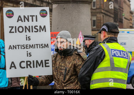 Glasgow, Ecosse, Royaume-Uni. Mar 16, 2019. Plusieurs centaines de manifestants se sont présentés, malgré la forte pluie, de prendre part à la défendre au racisme mars à Glasgow city centre dans le cadre de la worldwide 'Se tenir jusqu'au racisme". Plusieurs groupes d'intérêt ont participé y compris Pro-Palestine et supporters antisémites exigeant la présence policière importante pour les garder en dehors même si tous ont été autorisés à prendre part au défilé. Credit : Findlay/Alamy Live News Banque D'Images