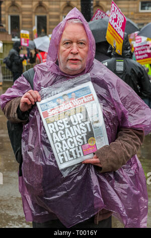 Glasgow, Ecosse, Royaume-Uni. Mar 16, 2019. Plusieurs centaines de manifestants se sont présentés, malgré la forte pluie, de prendre part à la défendre au racisme mars à Glasgow city centre dans le cadre de la worldwide 'Se tenir jusqu'au racisme". Plusieurs groupes d'intérêt ont participé y compris Pro-Palestine et supporters antisémites exigeant la présence policière importante pour les garder en dehors même si tous ont été autorisés à prendre part au défilé. Credit : Findlay/Alamy Live News Banque D'Images