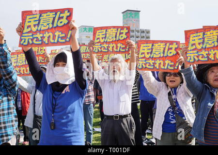 Naha, Okinawa, Japon. Mar 16, 2018. Sensibilisation des citoyens vu leurs pancartes élevé tout en criant pendant le rallye.Plus de dix mille citoyens rally pour protester contre une nouvelle base militaire américaine dans la construction Henoko. Plus de 70 % des électeurs ont refusé de nouvelles construction de base dans le dernier référendum en février 2019. Credit : Jinhee Lee/SOPA Images/ZUMA/Alamy Fil Live News Banque D'Images