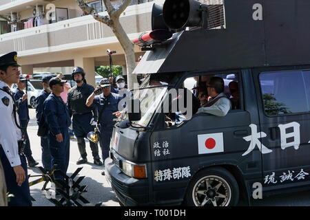 Naha, Okinawa, Japon. Mar 16, 2019. Groupe nationaliste japonais vu l'arrêt du véhicule pendant le rallye.Plus de dix mille citoyens rally pour protester contre une nouvelle base militaire américaine dans la construction Henoko. Plus de 70 % des électeurs ont refusé de nouvelles construction de base dans le dernier référendum en février 2019. Credit : Jinhee Lee/SOPA Images/ZUMA/Alamy Fil Live News Banque D'Images