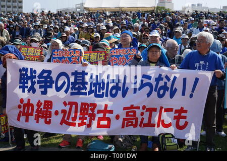 Naha, Okinawa, Japon. Mar 16, 2019. Vu les manifestants tenant une bannière pendant le rallye.Plus de dix mille citoyens rally pour protester contre une nouvelle base militaire américaine dans la construction Henoko. Plus de 70 % des électeurs ont refusé de nouvelles construction de base dans le dernier référendum en février 2019. Credit : Jinhee Lee/SOPA Images/ZUMA/Alamy Fil Live News Banque D'Images