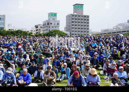 Naha, Okinawa, Japon. Mar 16, 2019. Foule de citoyens vu assis sur le sol pendant le rallye.Plus de dix mille citoyens rally pour protester contre une nouvelle base militaire américaine dans la construction Henoko. Plus de 70 % des électeurs ont refusé de nouvelles construction de base dans le dernier référendum en février 2019. Credit : Jinhee Lee/SOPA Images/ZUMA/Alamy Fil Live News Banque D'Images