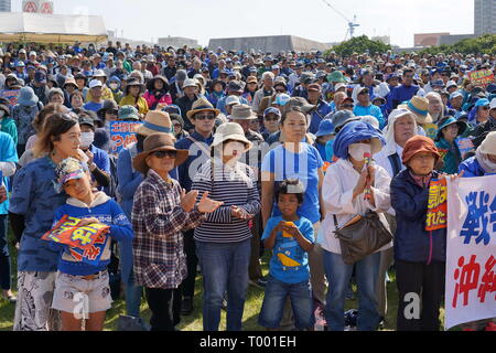 Naha, Okinawa, Japon. Mar 16, 2018. Immense foule de citoyens vu avec des pancartes pendant la manifestation.Plus de dix mille citoyens rally pour protester contre une nouvelle base militaire américaine dans la construction Henoko. Plus de 70 % des électeurs ont refusé de nouvelles construction de base dans le dernier référendum en février 2019. Credit : Jinhee Lee/SOPA Images/ZUMA/Alamy Fil Live News Banque D'Images