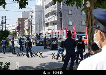 Naha, Okinawa, Japon. Mar 16, 2018. Groupe nationaliste japonais vu pendant le rallye.Plus de dix mille citoyens rally pour protester contre une nouvelle base militaire américaine dans la construction Henoko. Plus de 70 % des électeurs ont refusé de nouvelles construction de base dans le dernier référendum en février 2019. Credit : Jinhee Lee/SOPA Images/ZUMA/Alamy Fil Live News Banque D'Images