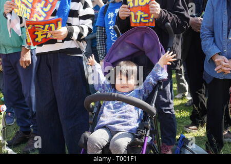 Naha, Okinawa, Japon. Mar 16, 2019. Un bébé vu excité dans sa poussette pendant le rallye.Plus de dix mille citoyens rally pour protester contre une nouvelle base militaire américaine dans la construction Henoko. Plus de 70 % des électeurs ont refusé de nouvelles construction de base dans le dernier référendum en février 2019. Credit : Jinhee Lee/SOPA Images/ZUMA/Alamy Fil Live News Banque D'Images