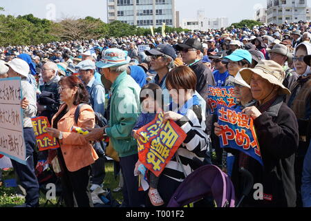 Naha, Okinawa, Japon. Mar 16, 2018. Immense foule de citoyens vu avec des pancartes pendant la manifestation.Plus de dix mille citoyens rally pour protester contre une nouvelle base militaire américaine dans la construction Henoko. Plus de 70 % des électeurs ont refusé de nouvelles construction de base dans le dernier référendum en février 2019. Credit : Jinhee Lee/SOPA Images/ZUMA/Alamy Fil Live News Banque D'Images