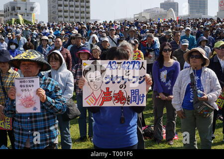 Naha, Okinawa, Japon. Mar 16, 2018. Immense foule de citoyens vu avec des pancartes pendant la manifestation.Plus de dix mille citoyens rally pour protester contre une nouvelle base militaire américaine dans la construction Henoko. Plus de 70 % des électeurs ont refusé de nouvelles construction de base dans le dernier référendum en février 2019. Credit : Jinhee Lee/SOPA Images/ZUMA/Alamy Fil Live News Banque D'Images