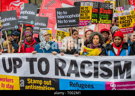 Londres, Royaume-Uni. 16 mars 2019. Le monde contre le racisme journée mondiale d'action mars à Londres à l'appui de l'ONU contre le racisme 24. Aussi contre le fascisme, l'islamophobie et l'antisémitisme, il a été organisé par Stand Up au racisme et à la haine racisme aime la musique. D'autres démonstrations sont prévues dans plus de 60 villes. Crédit : Guy Bell/Alamy Live News Banque D'Images