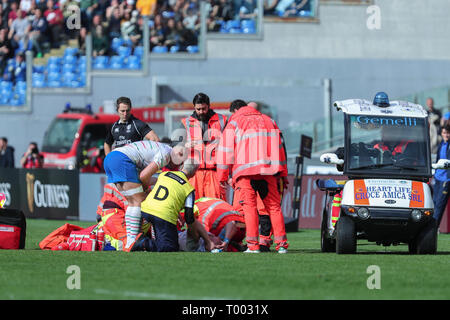 Rome, Italie. 16 mars, 2019. Le talonneur Leonardo Ghiraldini traitements reçoit pendant le match Italie contre la France en Six Nations 2019 Guinness©Massimiliano Carnabuci/Alamy Live News Crédit : Massimiliano Carnabuci/Alamy Live News Banque D'Images