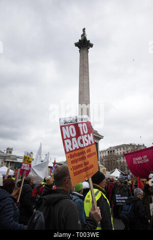 Londres, Royaume-Uni, le 16 mars 2019. Des manifestants dans le centre de Londres. Une marche, organisée par des groupes d'activistes, 'Se tenir jusqu'au racisme' et 'aime la musique déteste le racisme", et soutenue par divers syndicats va de Hyde Park Corner via Piccadilly et Trafalgar Square et de Whitehall, Downing Street à Westminster. Credit : Carol Moir/Alamy Live News Banque D'Images