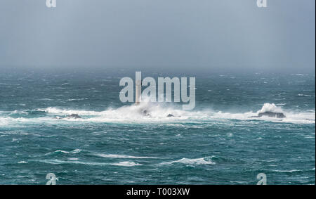 Cornwall lands End Storm au phare de Longships,Land's End Cornwall, Angleterre, phare de Longships,Land's End à Cornwall, Angleterre tempête à CORNWALL crédit: kathleen White/Alay Live News Banque D'Images