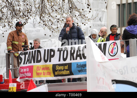 Londres, Royaume-Uni - 16 mars 2019 : les orateurs se sont réunis à l'adresse des manifestants Park Lane en avance sur la marche à Downing Street. Des milliers de personnes ont pris part à la Journée de lutte contre le racisme des Nations Unies que de démonstration a eu lieu au centre de Londres le 16 mars. La manifestation qui a commencé dans le parc et s'est terminé à l'extérieur de Lank, Downing Street a été organisée par se lever pour le racisme et le racisme et la haine de la musique l'amour soutenu par le TUC et l'unisson. Photo : David Mbiyu Crédit : david mbiyu/Alamy Live News Banque D'Images