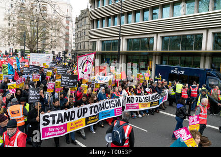 Londres, Royaume-Uni. 16 mars, 2019. Les gens se rassemblent pour protester contre les groupes d'extrême-droite en France et en Europe. Credit : AndKa/Alamy Live News Banque D'Images