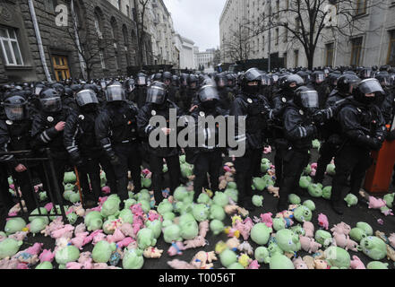 Kiev, Ukraine. Mar 16, 2019. Les agents de police anti-émeute sont vus montent la garde près du bureau présidentiel en tant que militants jettent les porcs de jouets à leur égard pendant la manifestation.La demande des manifestants punition de hauts fonctionnaires soupçonnés de corruption dans le Complexe de défense de l'Ukraine. Crédit : Sergei Chuzavkov/SOPA Images/ZUMA/Alamy Fil Live News Banque D'Images