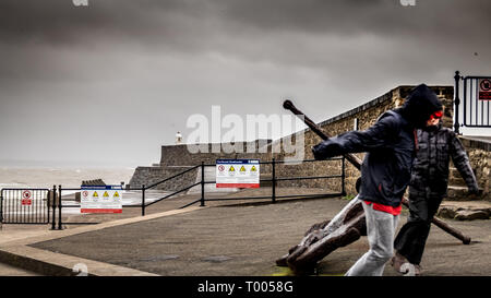 16 mars 2019 Hannah storm batters la petite ville balnéaire de Porthcawl au Pays de Galles du Sud, avec jusqu'à 50mph vent vent, des vagues énormes. Harbour , jetée, Pier, photographie, actualités, photographe, les gens, la mer, l'océan, les conditions météorologiques extrêmes, l'alerte d'avertissement de danger. Banque D'Images