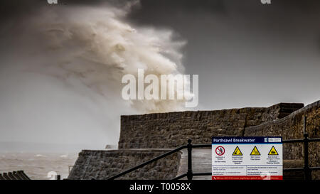 16 mars 2019 Hannah storm batters la petite ville balnéaire de Porthcawl au Pays de Galles du Sud, avec jusqu'à 50mph vent vent, des vagues énormes. Harbour , jetée, Pier, photographie, actualités, photographe, les gens, la mer, l'océan, les conditions météorologiques extrêmes, l'alerte d'avertissement de danger. Banque D'Images