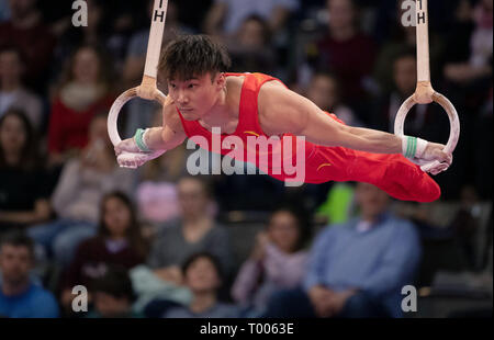 Stuttgart, Allemagne. Mar 16, 2019. La gymnastique, la Coupe du monde : le tout autour, des hommes dans la Porsche Arena. Wei Sun à partir de la Chine joue sur les anneaux. Credit : Marijan Murat/dpa/Alamy Live News Banque D'Images