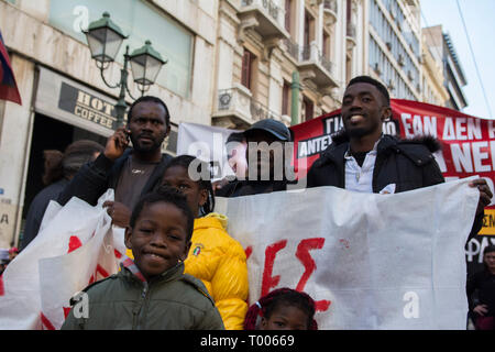 Athènes, Grèce. 16 mars 2019. Les migrants et les réfugiés tiennent des pancartes et crier des slogans contre le racisme et la fermeture des frontières, ainsi que contre le parti néo-nazi grec Aube dorée, actuellement à l'essai avec des accusations telles que l'organisation criminelle, meurtre, possession d'armes et de la violence raciste. De gauche et organisations antiracistes ont organisé un rassemblement à l'occasion de la Journée internationale contre le racisme pour manifester contre la discrimination et des politiques racistes et les comportements. © Nikolas Georgiou / Alamy Live News Banque D'Images