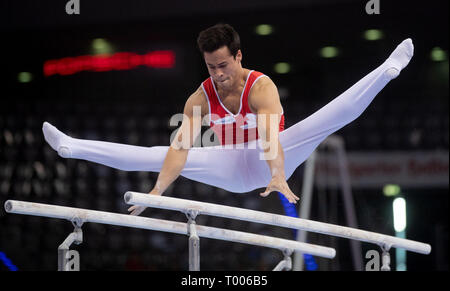 Stuttgart, Allemagne. Mar 16, 2019. La gymnastique, la Coupe du monde : le tout autour, des hommes dans la Porsche Arena. La Suisse Affiche de Yusof Eddy sur les bars. Credit : Marijan Murat/dpa/Alamy Live News Banque D'Images