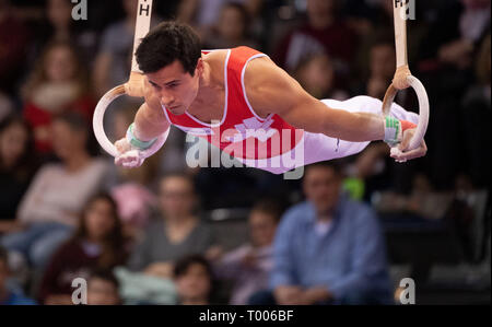 Stuttgart, Allemagne. Mar 16, 2019. La gymnastique, la Coupe du monde : le tout autour, des hommes dans la Porsche Arena. La Suisse Affiche de Yusof Eddy sur les anneaux. Credit : Marijan Murat/dpa/Alamy Live News Banque D'Images