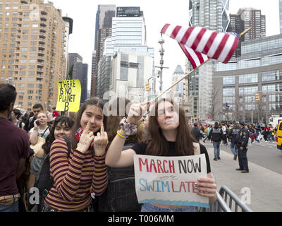 New York City, USA. 15 mars, 2019. Grève de la jeunesse pour le changement climatique à Columbus Circle à Manhattan. Credit : Ethel Wolvovitz/Alamy Live News Banque D'Images